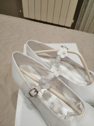 Scarpe bianche eleganti con fiore