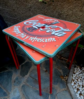 2 mesas de bar de Coca-Cola en buen estado