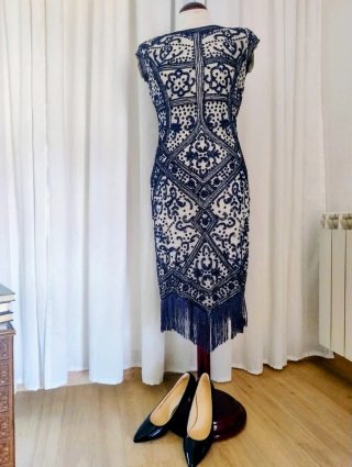 Vestido de fiesta azul y blanco con flecos