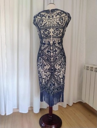 Vestido de fiesta azul y blanco con flecos