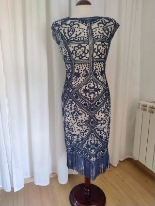 Vestido de fiesta azul y blanco con flecos