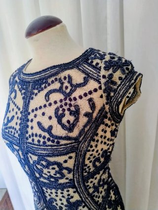 Vestido de fiesta azul y blanco con flecos