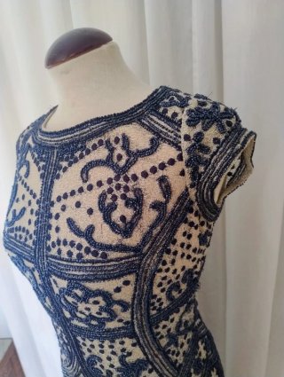 Vestido de fiesta azul y blanco con flecos