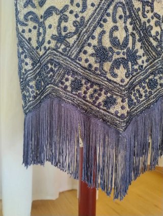 Vestido de fiesta azul y blanco con flecos