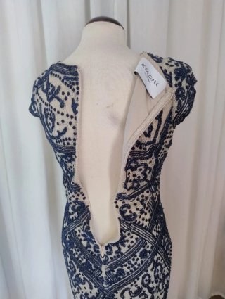 Vestido de fiesta azul y blanco con flecos