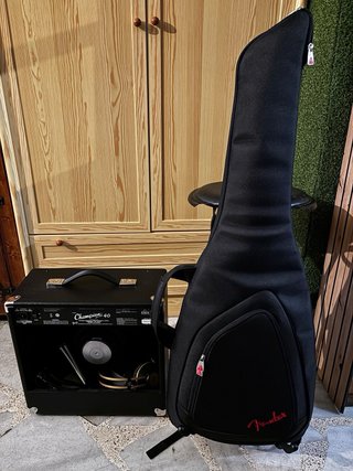 Squier Stratocaster con amplificador y accesorios