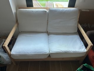 Sofá de madera y tela blanco