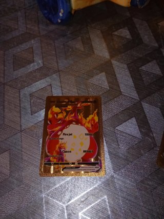Carta Pokémon Charizard VMAX Dorada