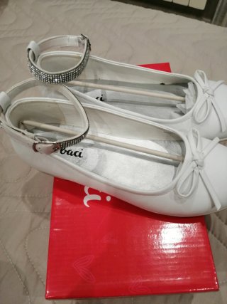 Ballerine bianche con fiocco e cinturino