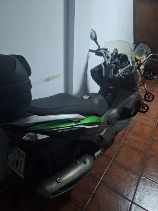 Moto Kawasaki J300 Scooter Negra y Verde