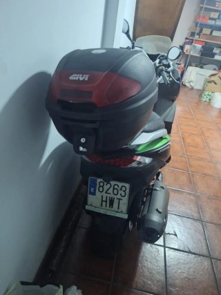 Moto Kawasaki J300 Scooter Negra y Verde