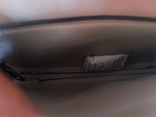 Cartera de mano blanca con ribete negro