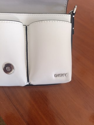 Cartera de mano blanca con ribete negro