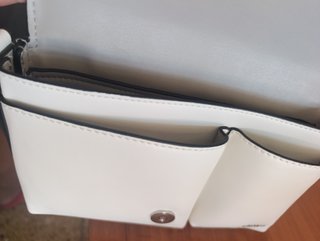 Cartera de mano blanca con ribete negro