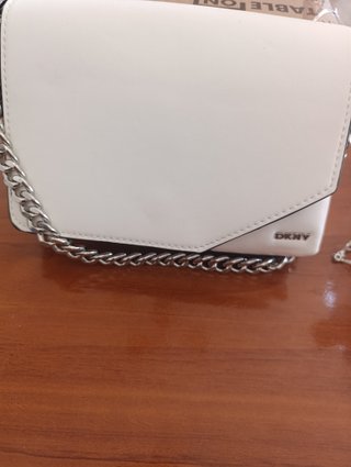 Cartera de mano blanca con ribete negro