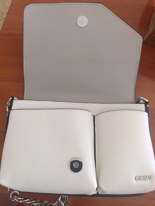 Cartera de mano blanca con ribete negro