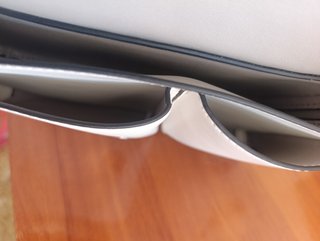 Cartera de mano blanca con ribete negro