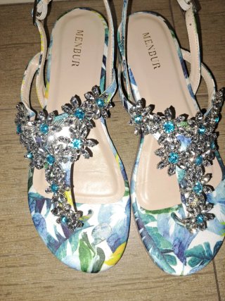 Sandalias MENBUR florales con pedrería
