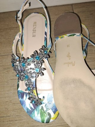 Sandalias MENBUR florales con pedrería