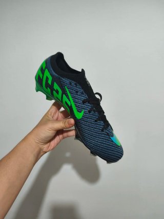 Botas de fútbol Nike azules y verdes