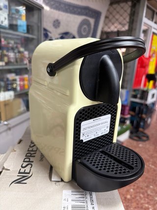 Cafetera Nespresso Inissia EN80.CW Crema