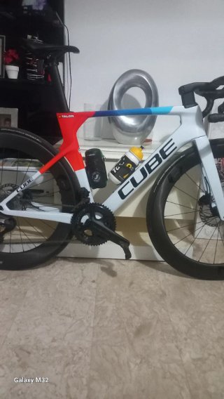 Bicicleta de carretera Cube