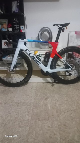 Bicicleta de carretera Cube