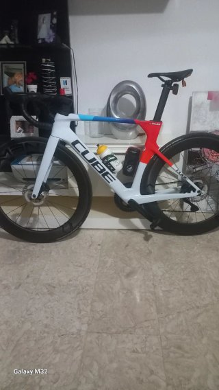 Bicicleta de carretera Cube