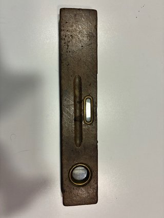 Nivel antiguo de madera