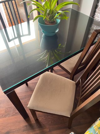 Mesa de comedor con 4 sillas