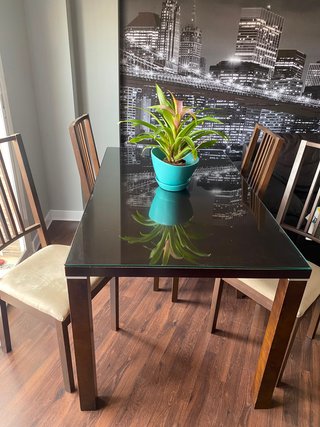 Mesa de comedor con 4 sillas