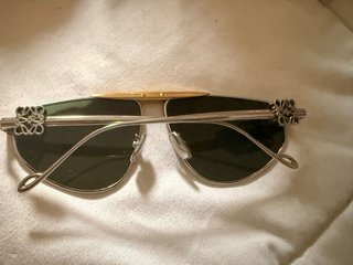 Gafas de sol aviador doradas y verdes loewe