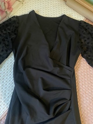 Vestido negro corto mangas transparentes