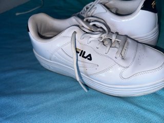 Zapatillas Fila Blancas y Negras