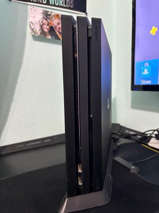 PS4 Pro Sony 1TB + Mando Negro + GTA + GranTurismo