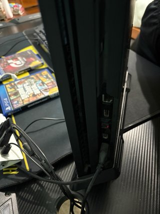 PS4 Pro Sony 1TB + Mando Negro + GTA + GranTurismo