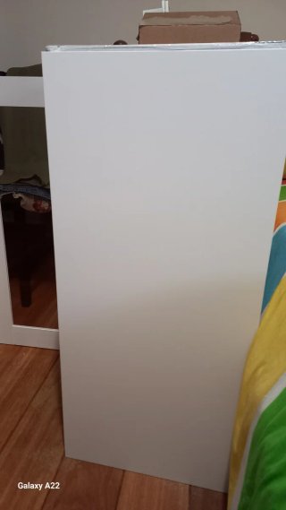 Mueble blanco Ikea con estantes de cristal