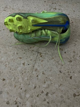Botas de fútbol verdes y azules