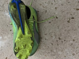 Botas de fútbol verdes y azules