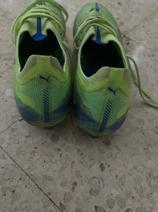 Botas de fútbol verdes y azules