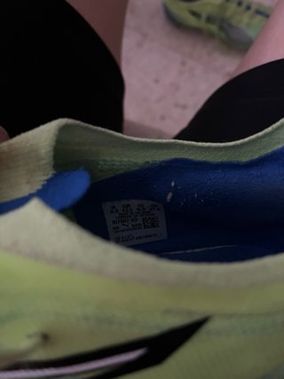 Botas de fútbol verdes y azules