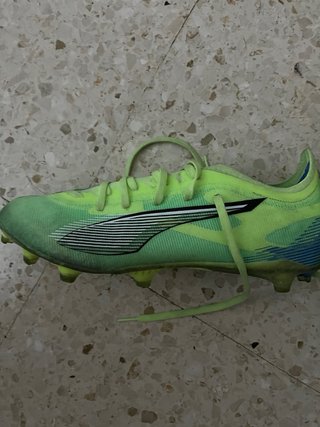 Botas de fútbol verdes y azules