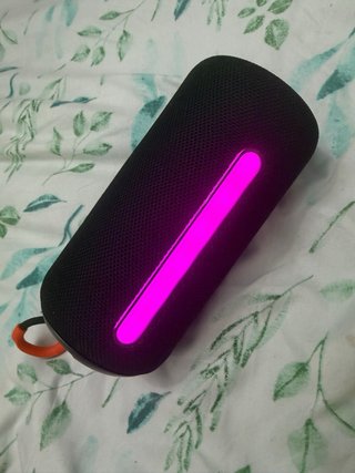 Altavoz Portátil Negro con Luz Morada