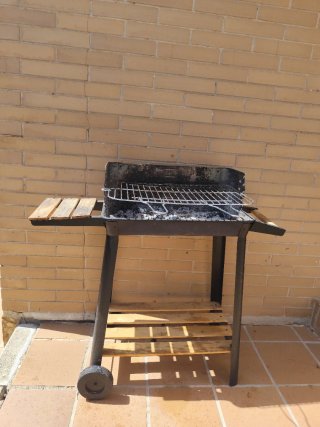 Barbacoa de metal y madera