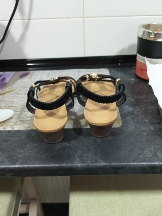 Sandalias negras y doradas