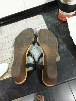 Sandalias negras y doradas