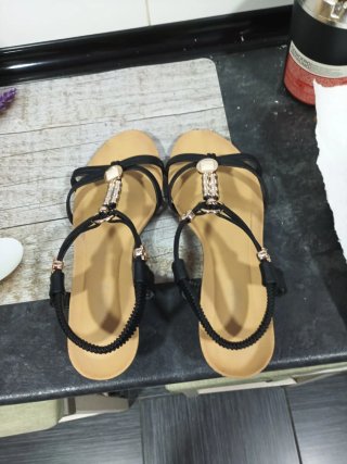 Sandalias negras y doradas
