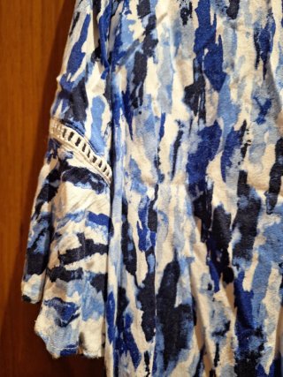 Blusón de verano estampado azul y blanco