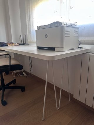 Mesa de escritorio blanca