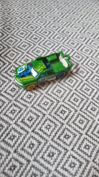 Coche Hot Wheels verde con número 9 tengo muchos m